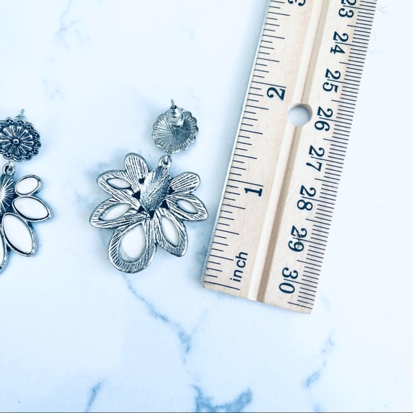 2/$30 🌵 Squash Blossom Dangle Earrings in Ivory & Silver Southwestern Cowgirl - Picture 3 of 4